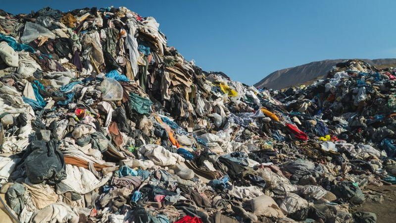 Atacama: El inmenso basurero de ropa usada en más de 300 hectáreas del desierto de Chile