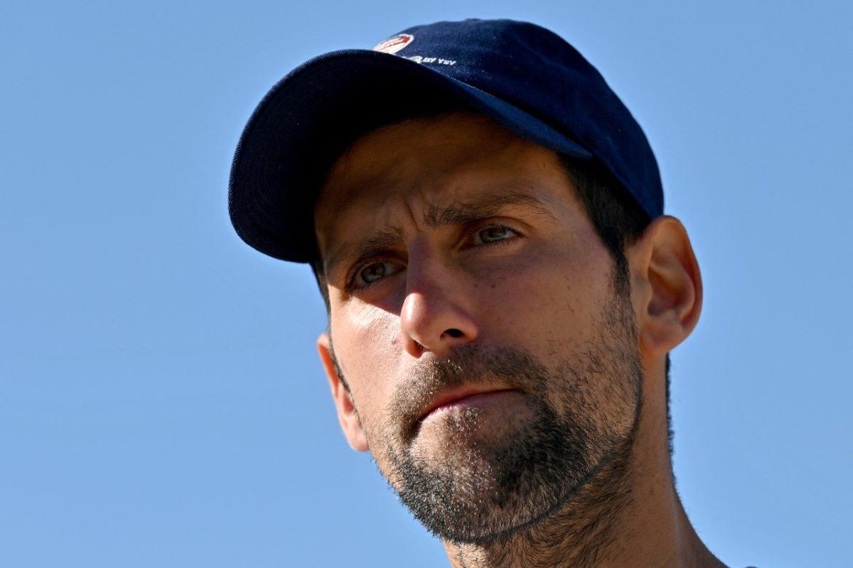 Djokovic consigue aplazar su expulsión de Australia; el lunes se definirá su caso