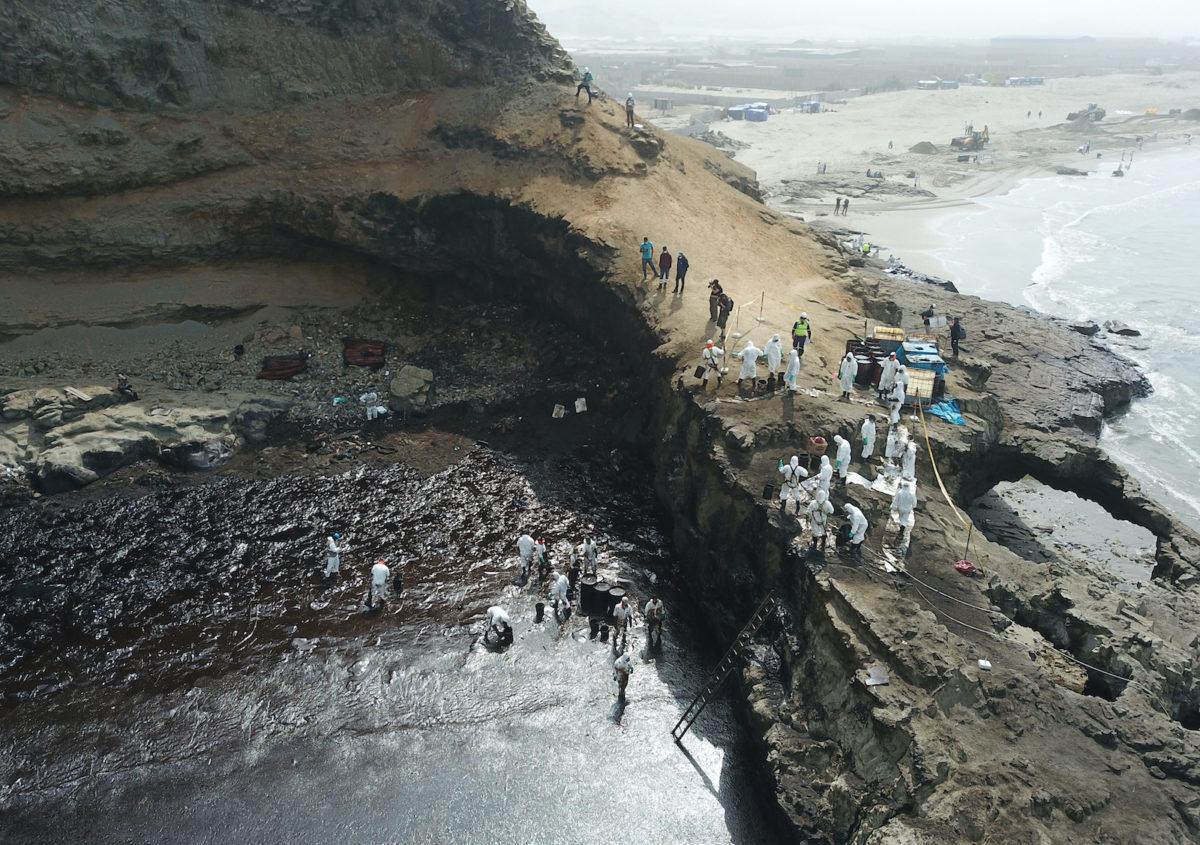Perú declara “emergencia ambiental” en zona costera afectada por derrame petrolero