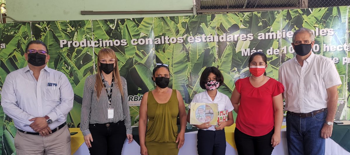 Sector bananero de Costa Rica premia a niños que plasmaron en arte el aporte de la fruta al país