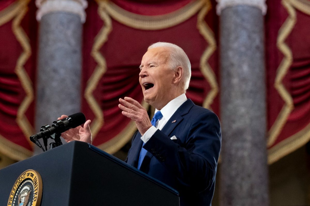 Biden acusa a Trump de haber creado una “red de mentiras”, en discurso de aniversario de ataque al Capitolio