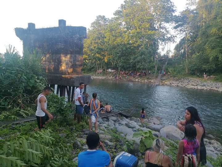 13 personas se precipitaron a río por colapso de puente de hamaca en Matina