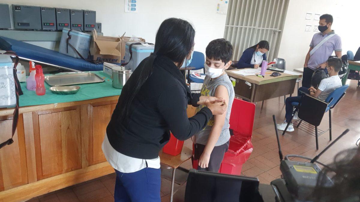 CCSS descarta vacunación contra covid-19 en escuelas en Costa Rica