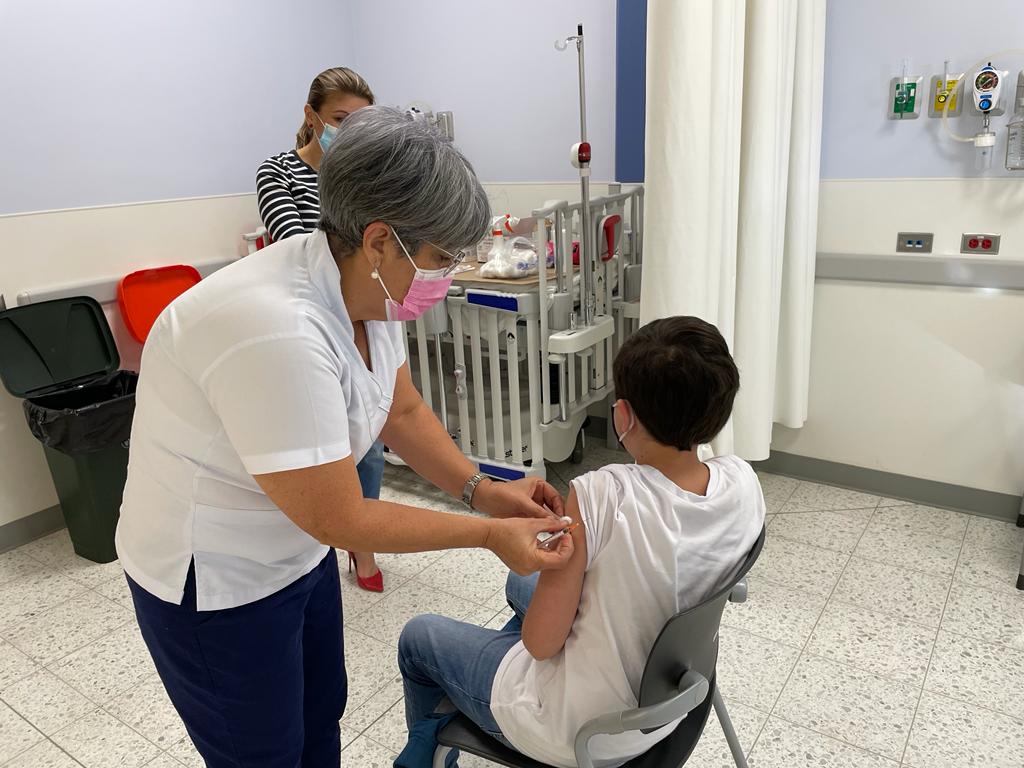 Niños entre 5 y 11 años ya pueden colocarse la tercera dosis contra el covid-19 en Costa Rica