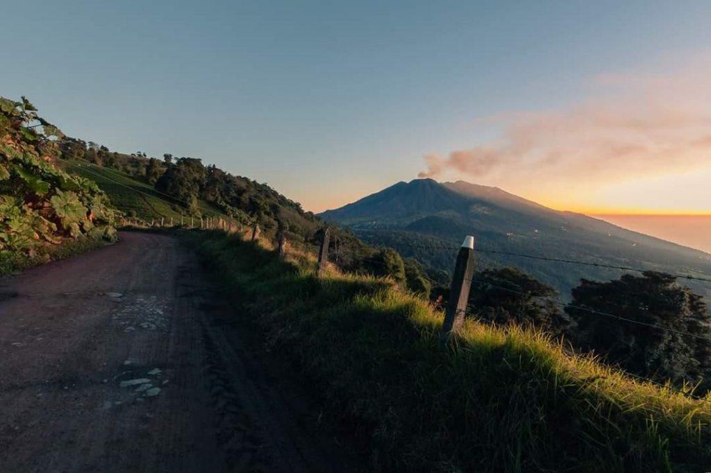 Volcán Turrialba reabre a los visitantes tras semanas de cierre por erupción