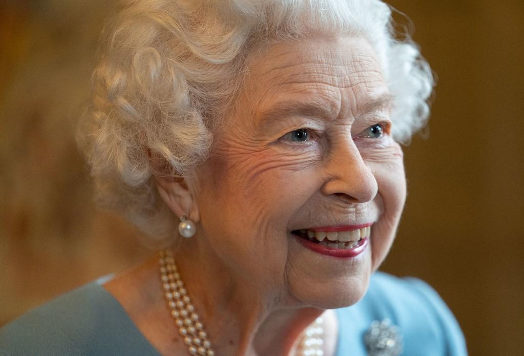La reina Isabel de 95 años tiene covid-19