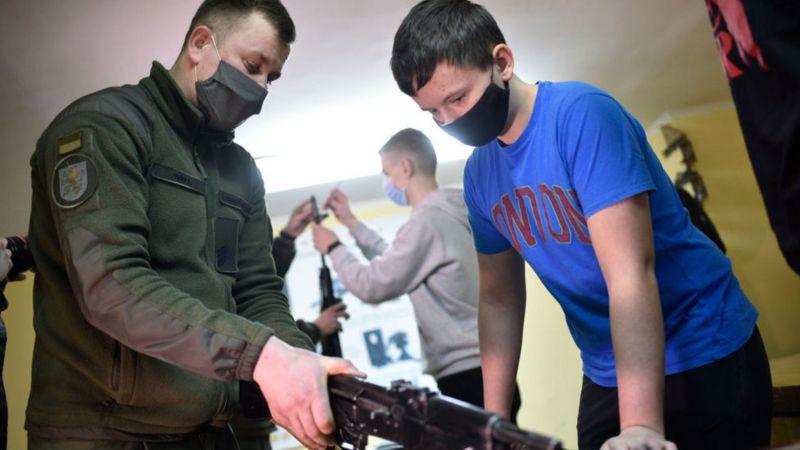 Rusia y Ucrania: Leópolis, la ciudad adonde huyen los ucranianos atemorizados por posible invasión rusa