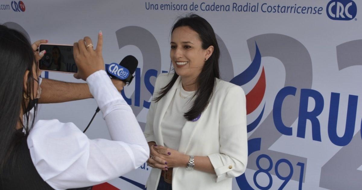 Natalia Díaz daría adhesión a Chaves y lo ayudaría a conformar equipo para eventual Gobierno
