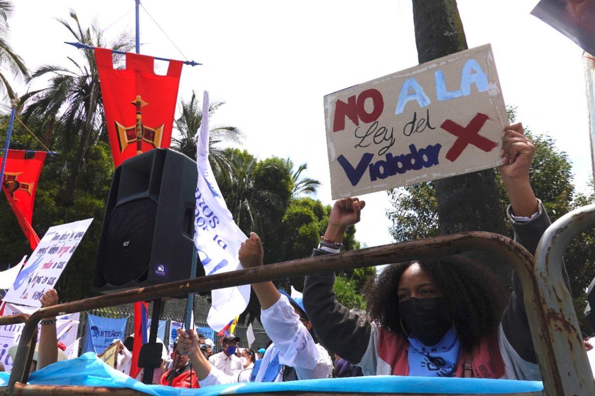 Congreso de Ecuador fija reglas de acceso al aborto para mujeres violadas