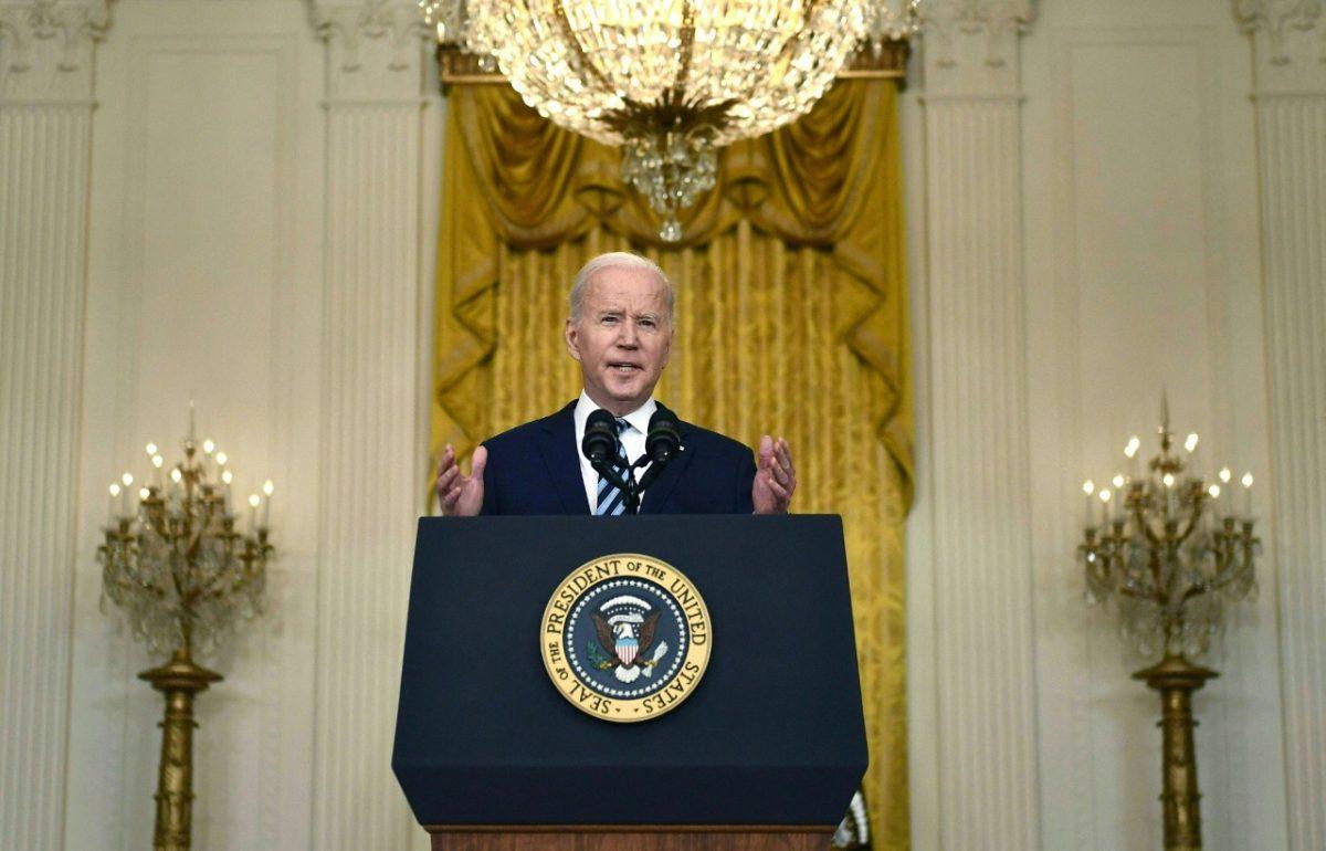 Biden anuncia sanciones económicas y restricciones de exportación a Rusia por atacar a Ucrania