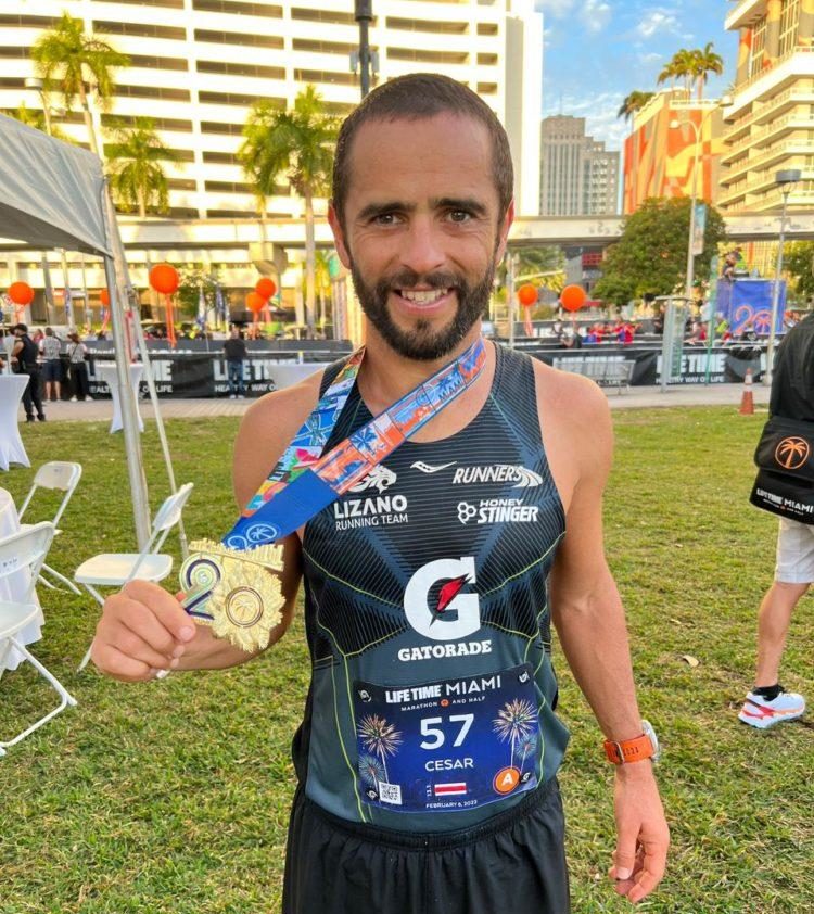 Atleta costarricense César Lizano ganó la media maratón de Miami