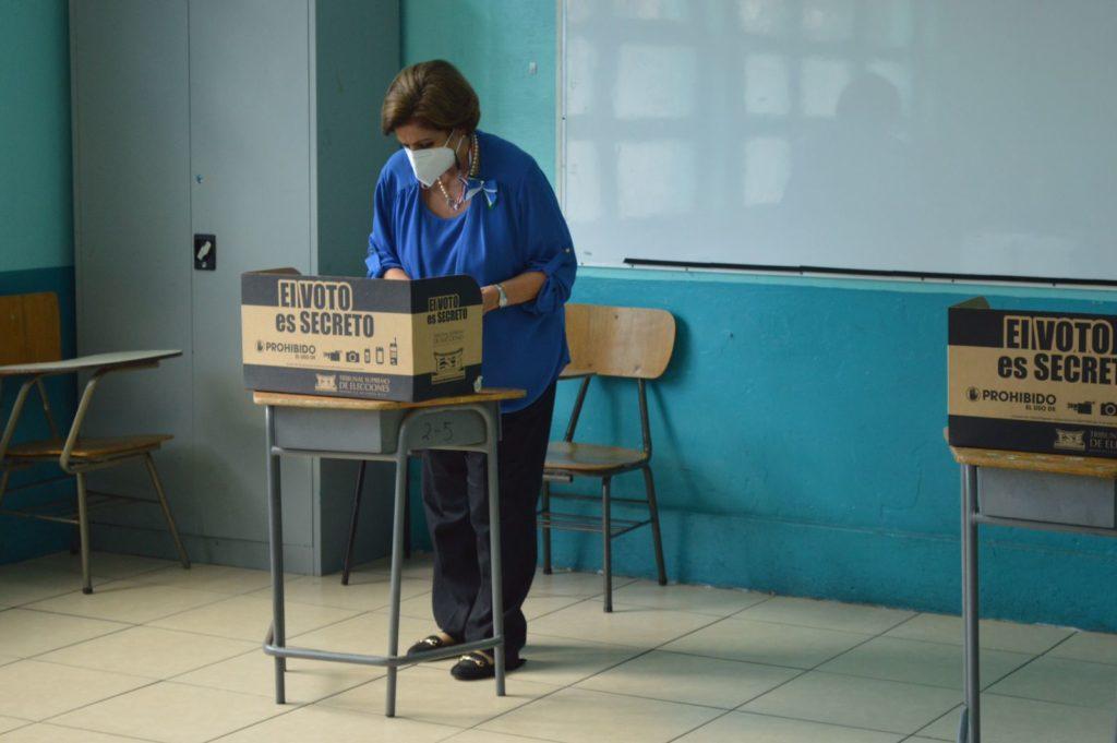 (Video) Pilar Cisneros habla hasta de posibilidad “chorreo de votos” en segunda ronda