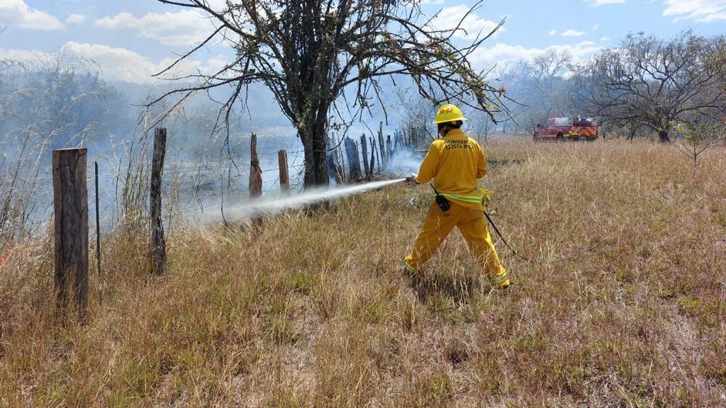 Con apoyo de helicóptero, bomberos tratan de controlar gran incendio forestal en Guanacaste