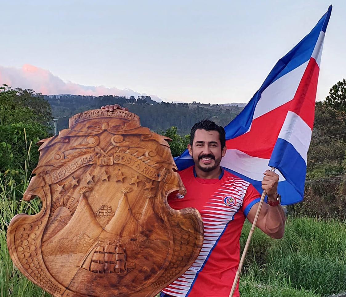 Jonathan Barrantes: el escultor tico que se ha viralizado en redes sociales gracias a su talento en madera
