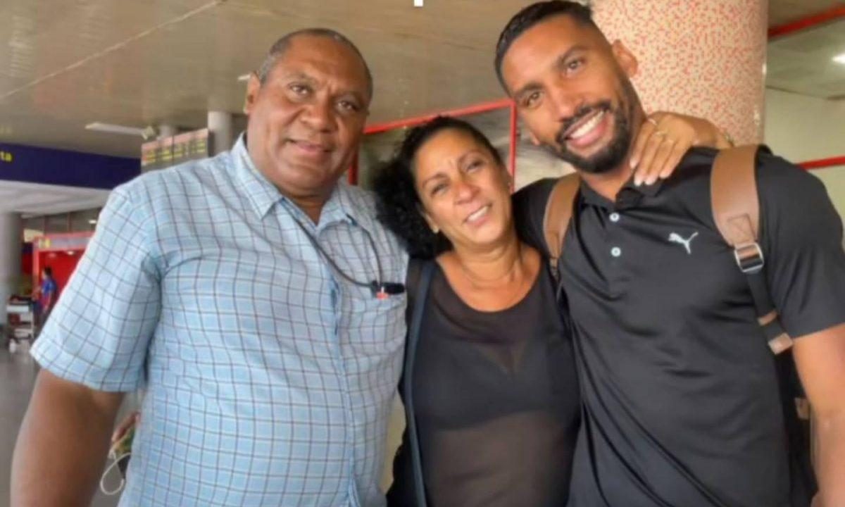 Tras cinco años sin verlos, Marcel Hernández se reencontró con sus padres en Cuba