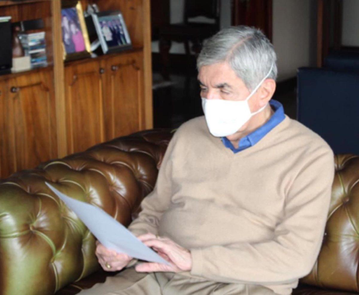 Óscar Arias anuncia que no podrá votar por “cuadro bronquial agudo inflamatorio con flemas y con tos”
