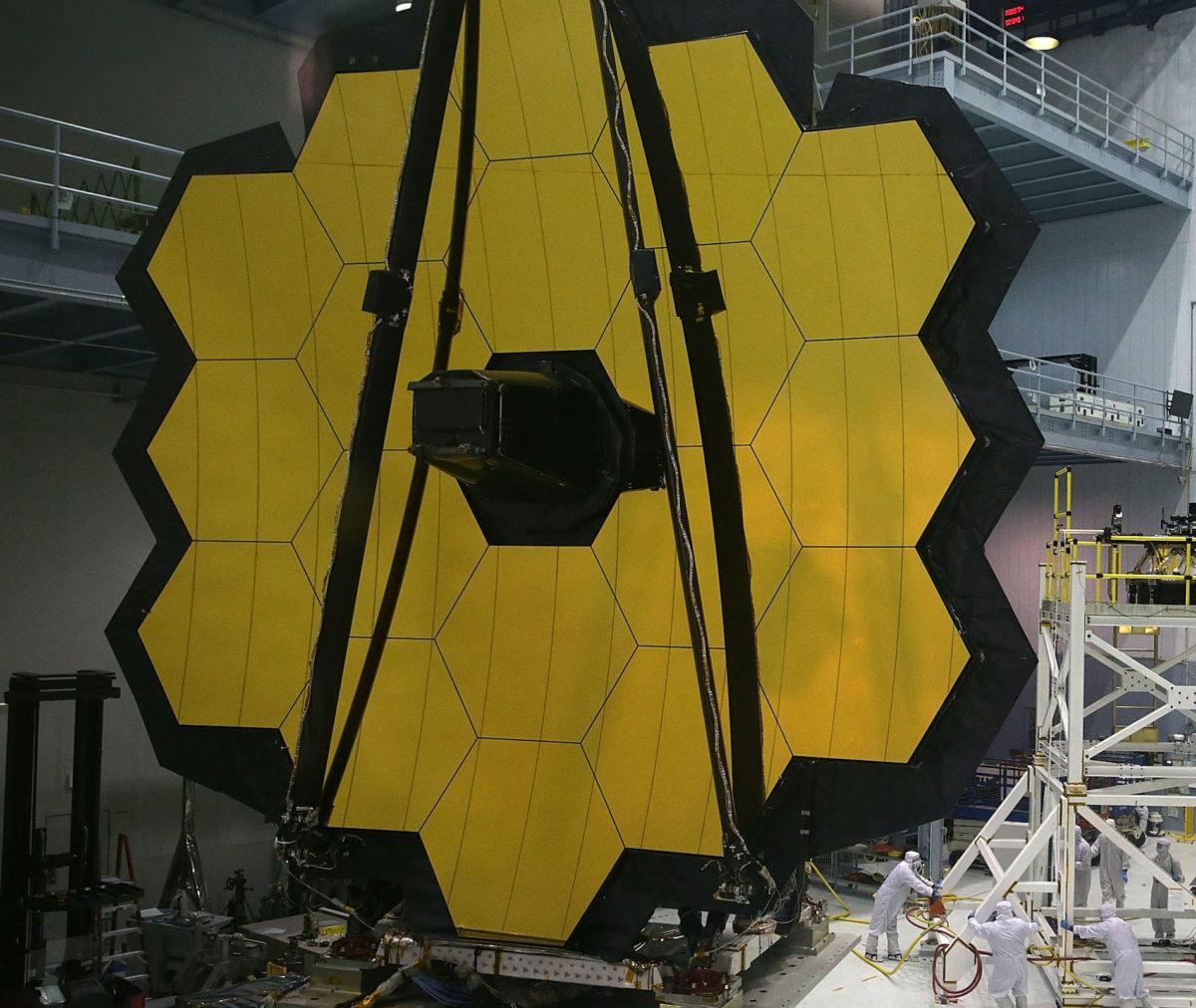 Telescopio espacial James Webb divisa su primera estrella y se toma un selfie