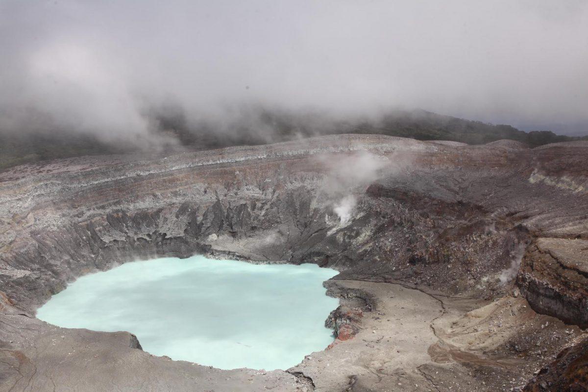 Estados Unidos dona a Costa Rica equipo especial para monitorear volcanes activos