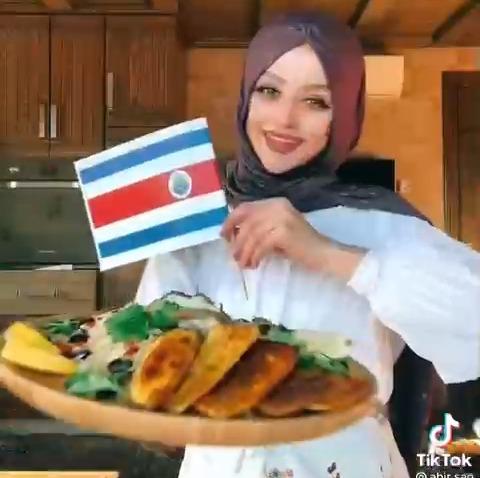 Famosa tiktoker y chef libanesa Abir Saghir preparó gallo pinto tico y causa furor en esa red social