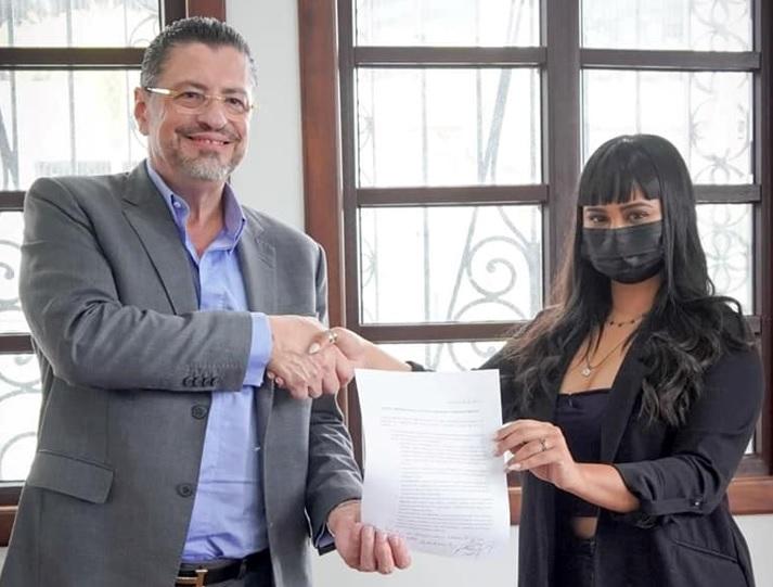 Chaves firma compromiso con locutora contra acoso sexual, pero no lo hizo con el Inamu