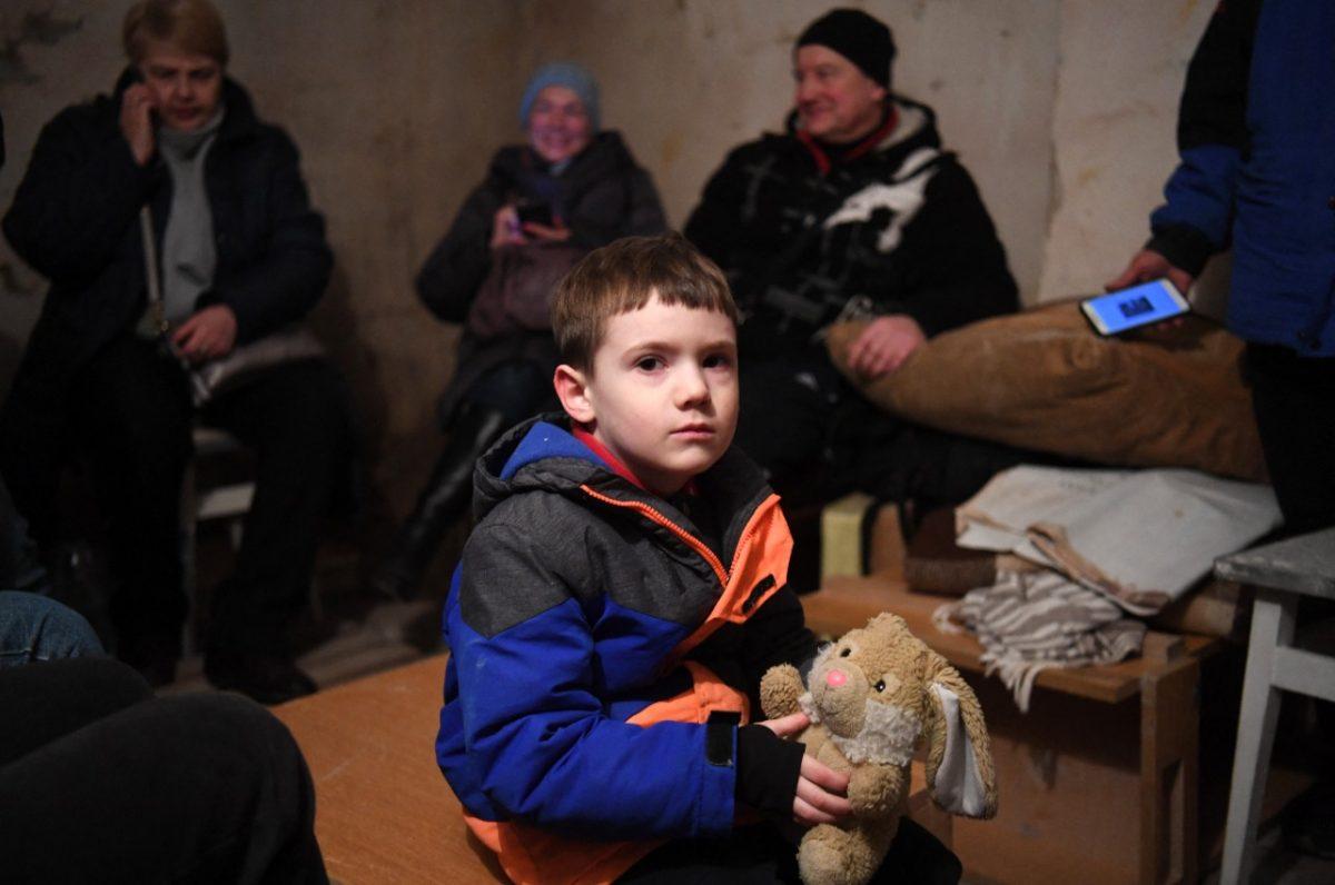 Rusia-Ucrania: habitantes de Kiev resisten a la invasión rusa apiñados en sótanos