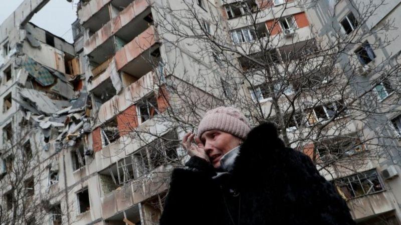 Rusia y Ucrania: combates en las calles de Mariúpol dificultan el rescate de centenares de civiles atrapados en las ruinas del teatro de la ciudad, devastada por los ataques ordenados por Moscú