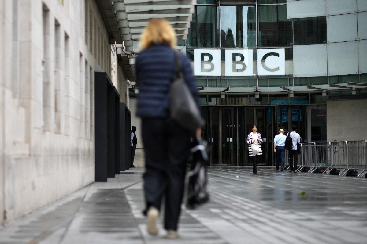 La BBC suspende el trabajo de sus periodistas en Rusia