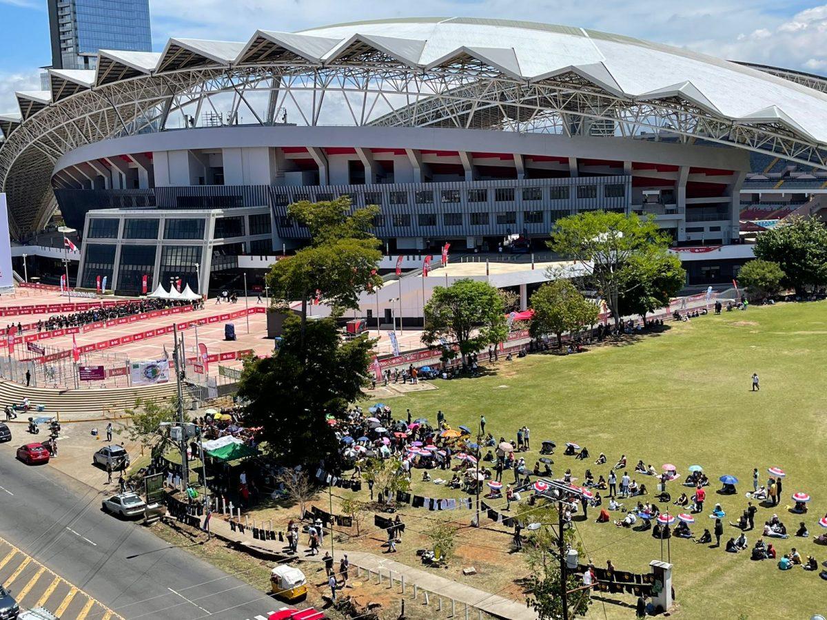 Coldplay en Costa Rica: Decenas de personas hacen fila en las afueras del Estadio Nacional bajo un intenso sol