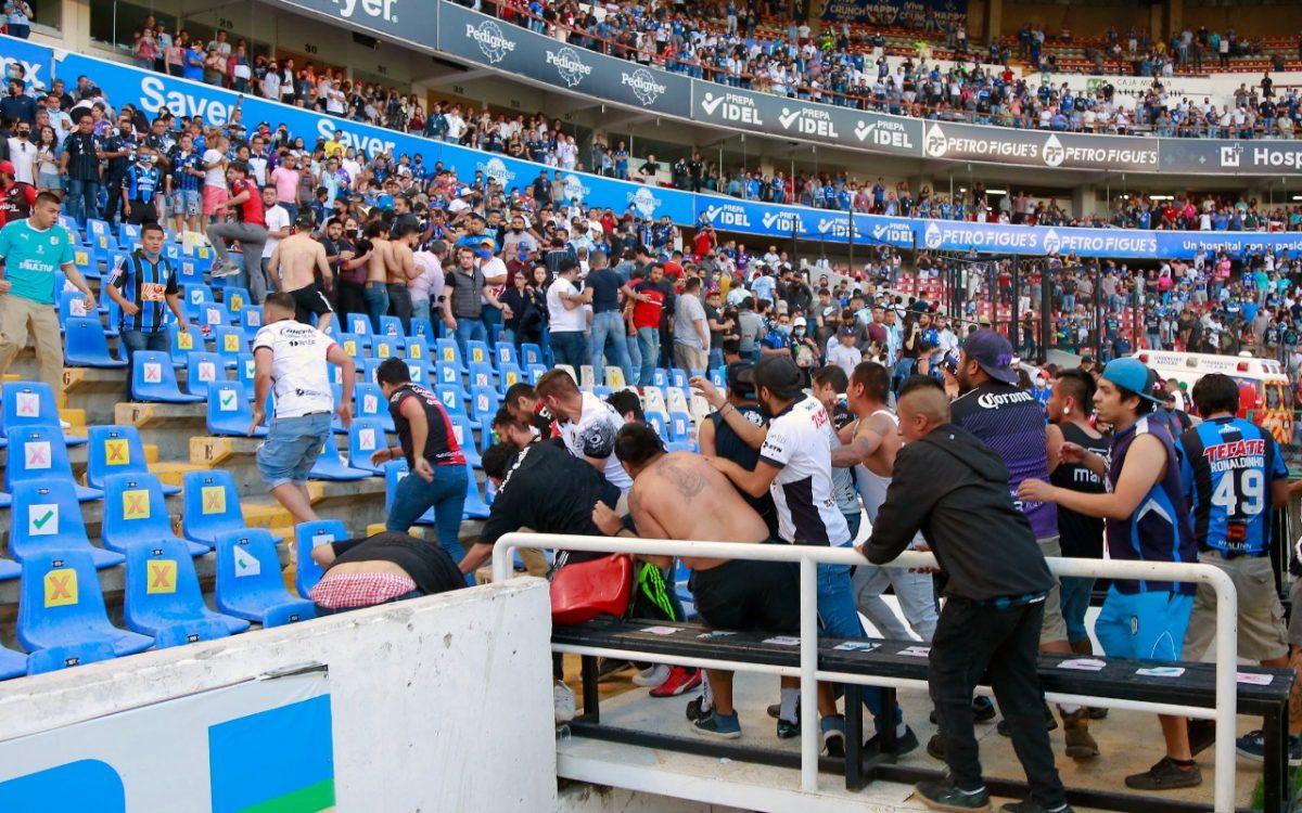 México: Suspenden jefe policial y cancelan empresa de seguridad tras actos de violencia en estadio de Querétaro