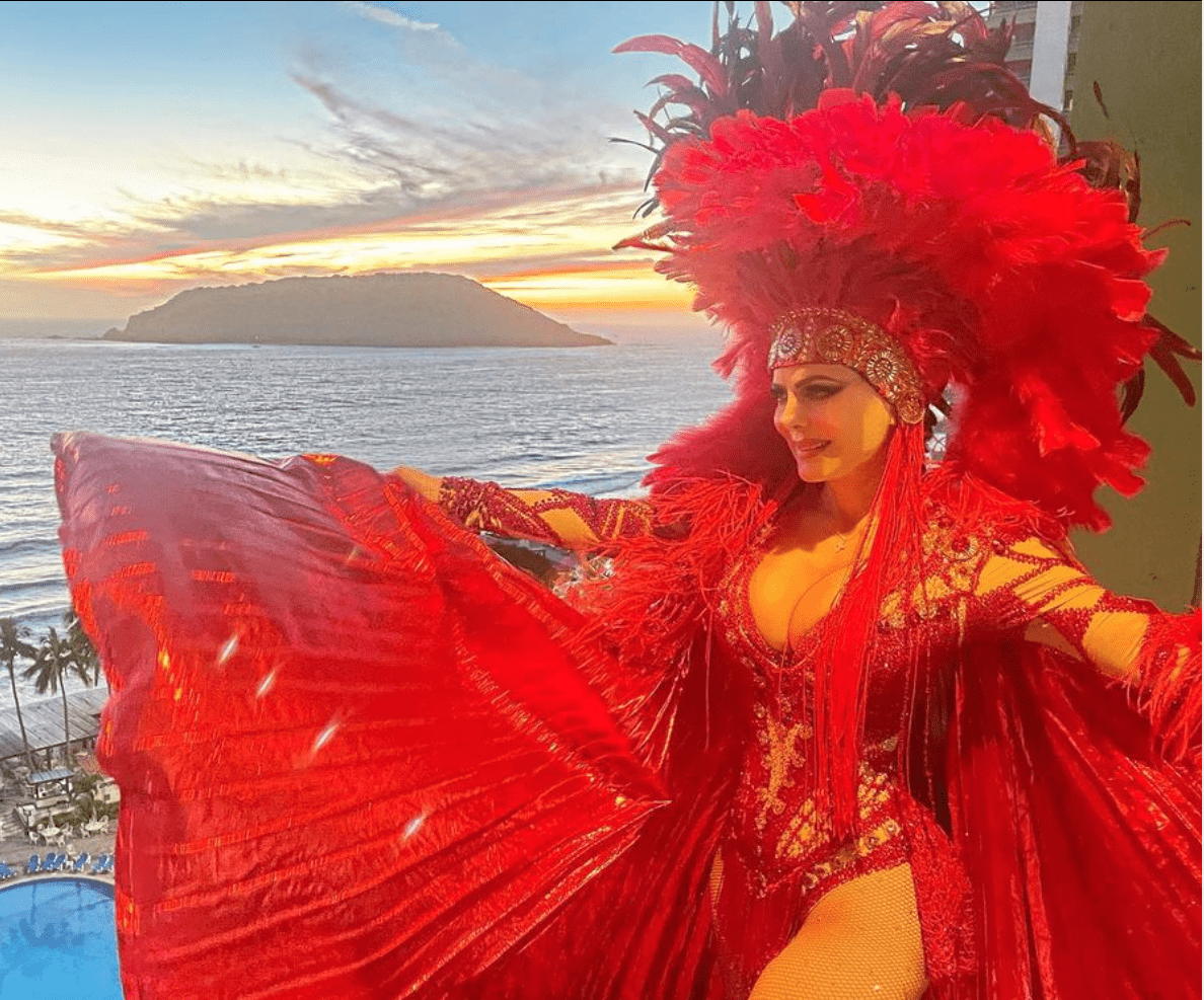 Maribel Guardia, vestida de rojo y enorme tocado con plumas, reinó en el carnaval de Mazatlán en México