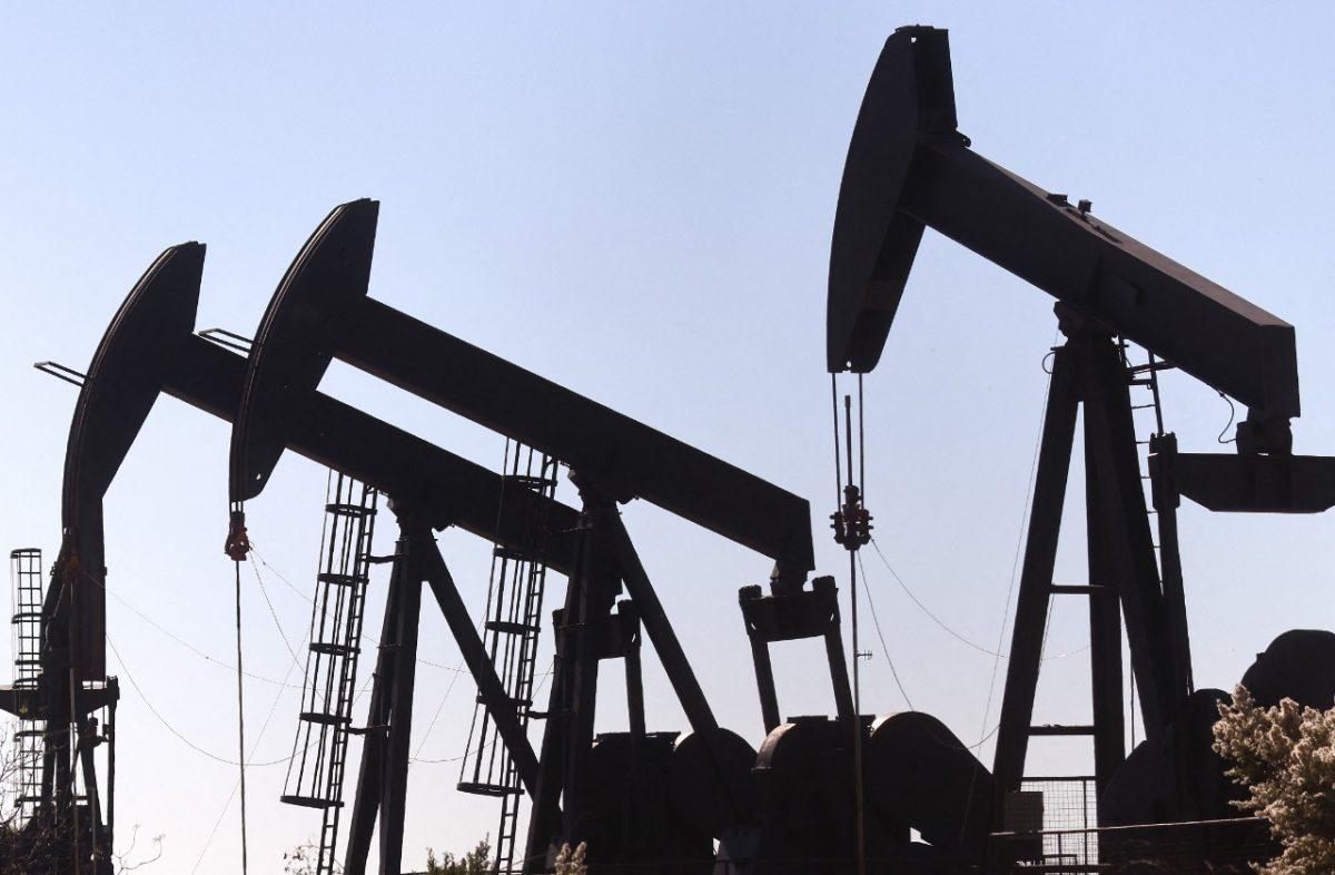Petróleo sigue bajando y se acerca al nivel anterior a la invasión rusa de Ucrania