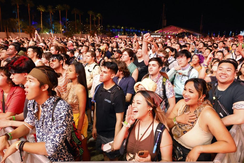 Mucha brillantina y pocas mascarillas, Coachella está de vuelta con miles de asistentes