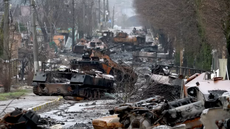 Rusia-Ucrania: el cementerio de cadáveres y tanques quemados en Bucha