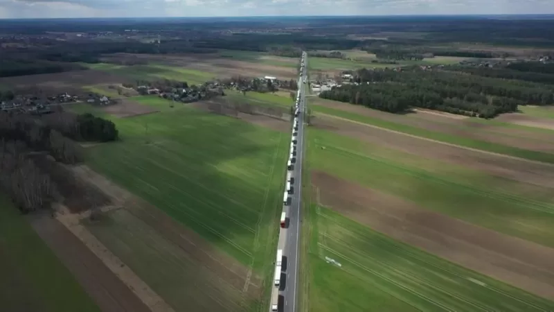 La gigantesca fila de 80 kms que formaron los últimos camiones de carga rusos al abandonar la Unión Europea