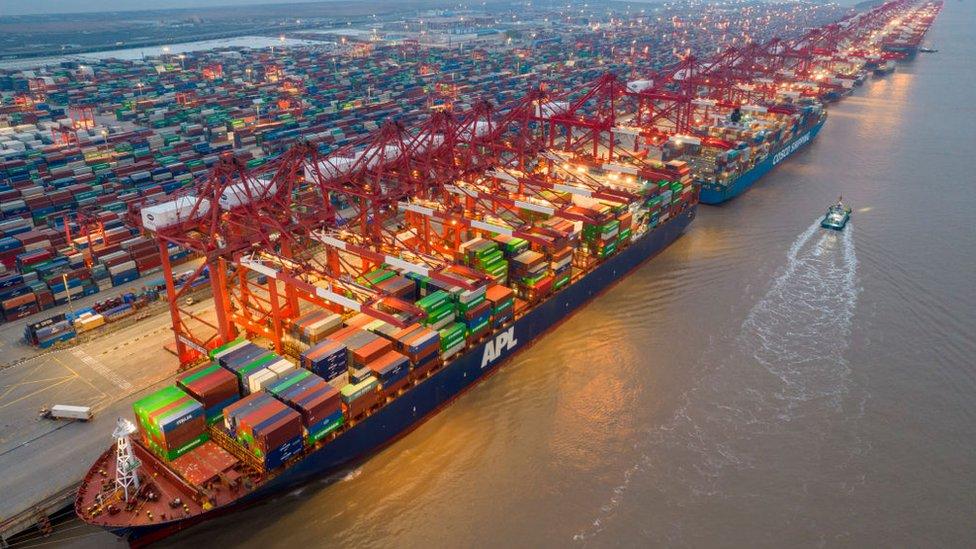 Covid: la tensa situación que vive el puerto de Shanghái por el estricto confinamiento en la mega urbe china