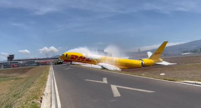 Avión carguero se accidenta y se parte en dos en el aeropuerto Juan Santamaría