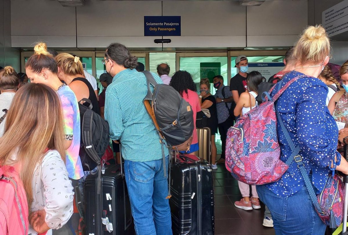 Turistas se van  del aeropuerto Juan Santamaría y esperan reprogramación de viajes tras accidente