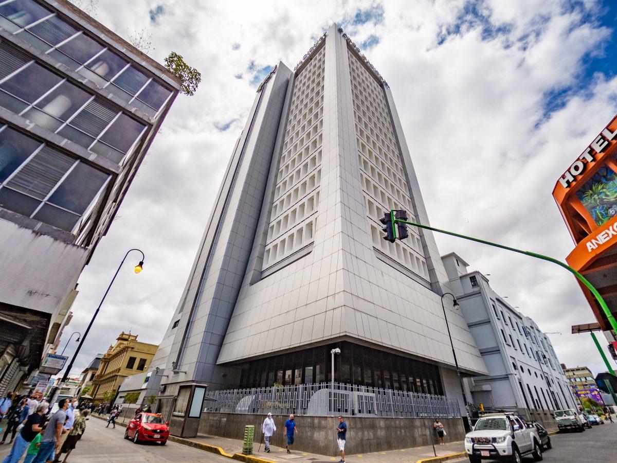 OIJ y fiscalía allanan 11 lugares por sustracción de ¢3.200 millones en Banco Nacional