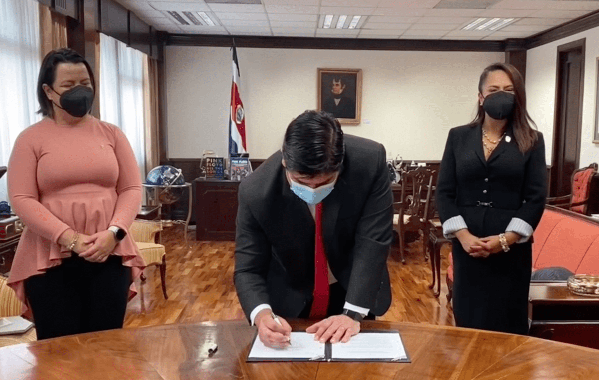 Gobierno firma ley que prohíbe reelección indefinida de autoridades municipales en Costa Rica