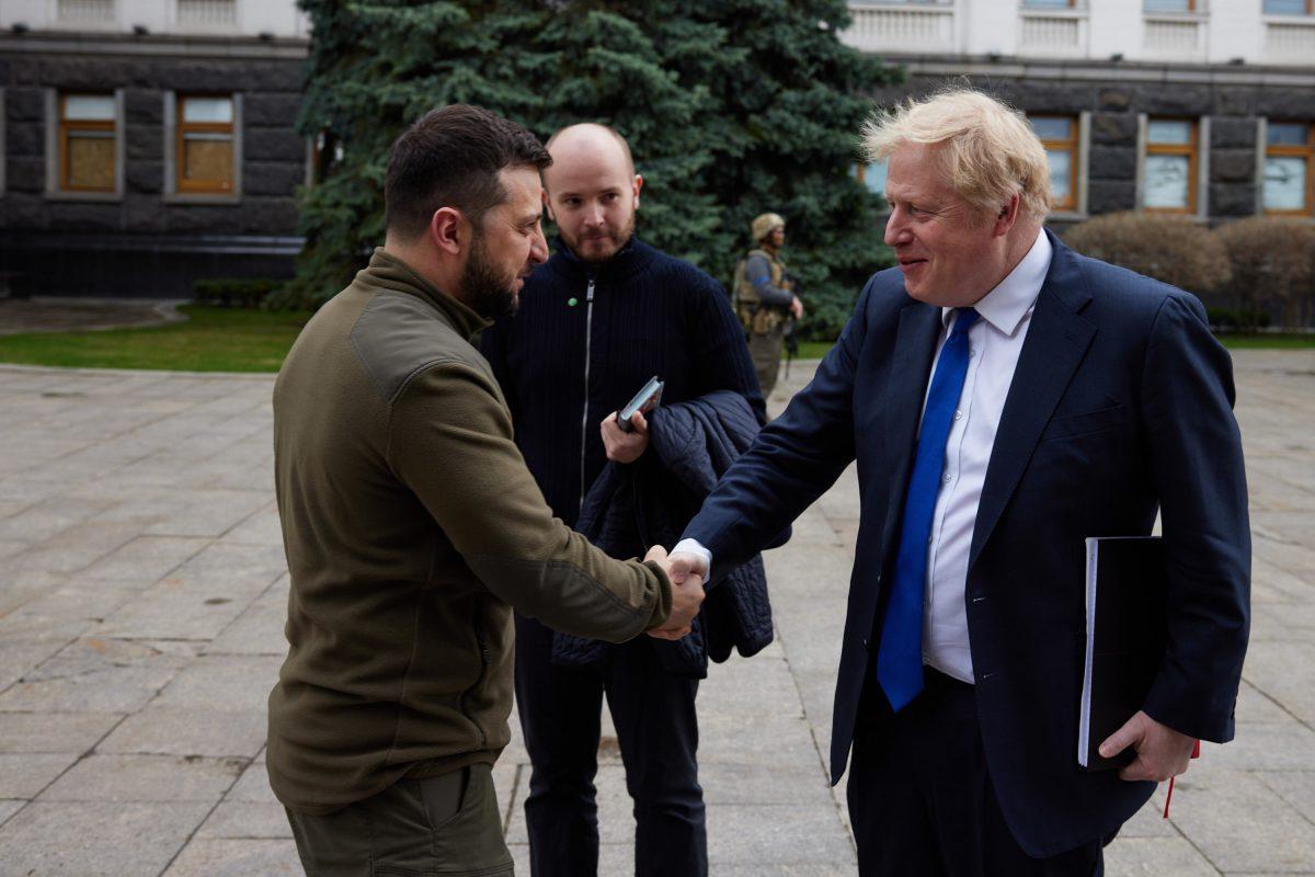 Rusia y Ucrania: primer ministro británico llega de sorpresa a Kiev y promete más ayuda
