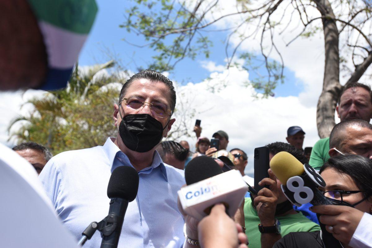 Rodrigo Chaves se opone a rebaja de ¢100 en la gasolina porque provocaría un “problema” fiscal