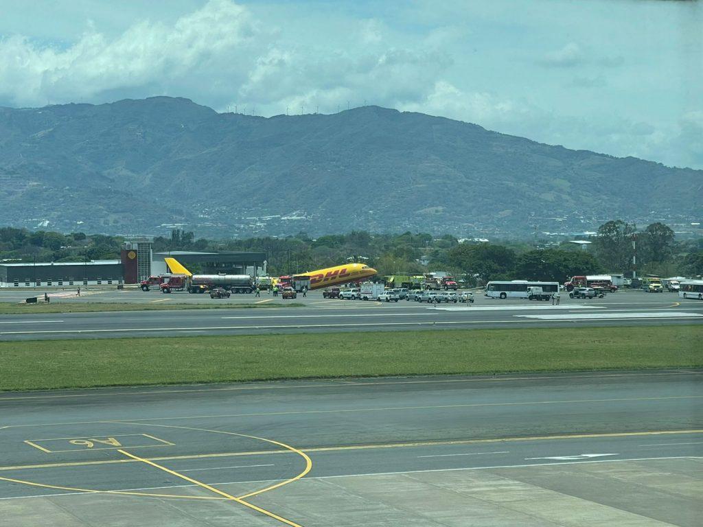 Avión carguero parte en dos Juan Santamaría