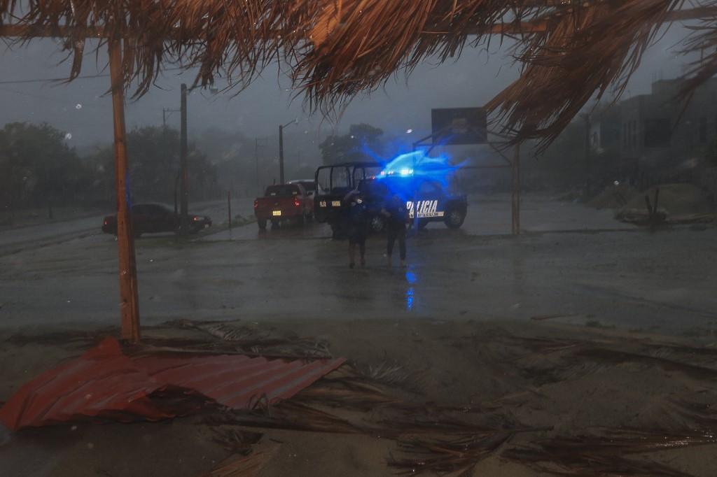 Huracán Agatha se degrada a categoría 1 tras tocar tierra en la costa suroeste de México