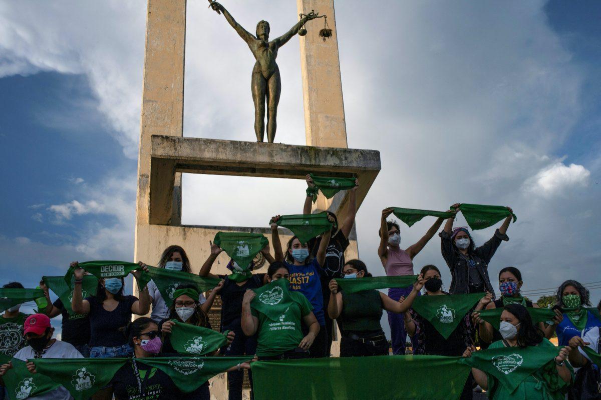 Mujer en El Salvador se expone a 30 años de cárcel por aborto; ONG’s denuncian “farsa de justicia”