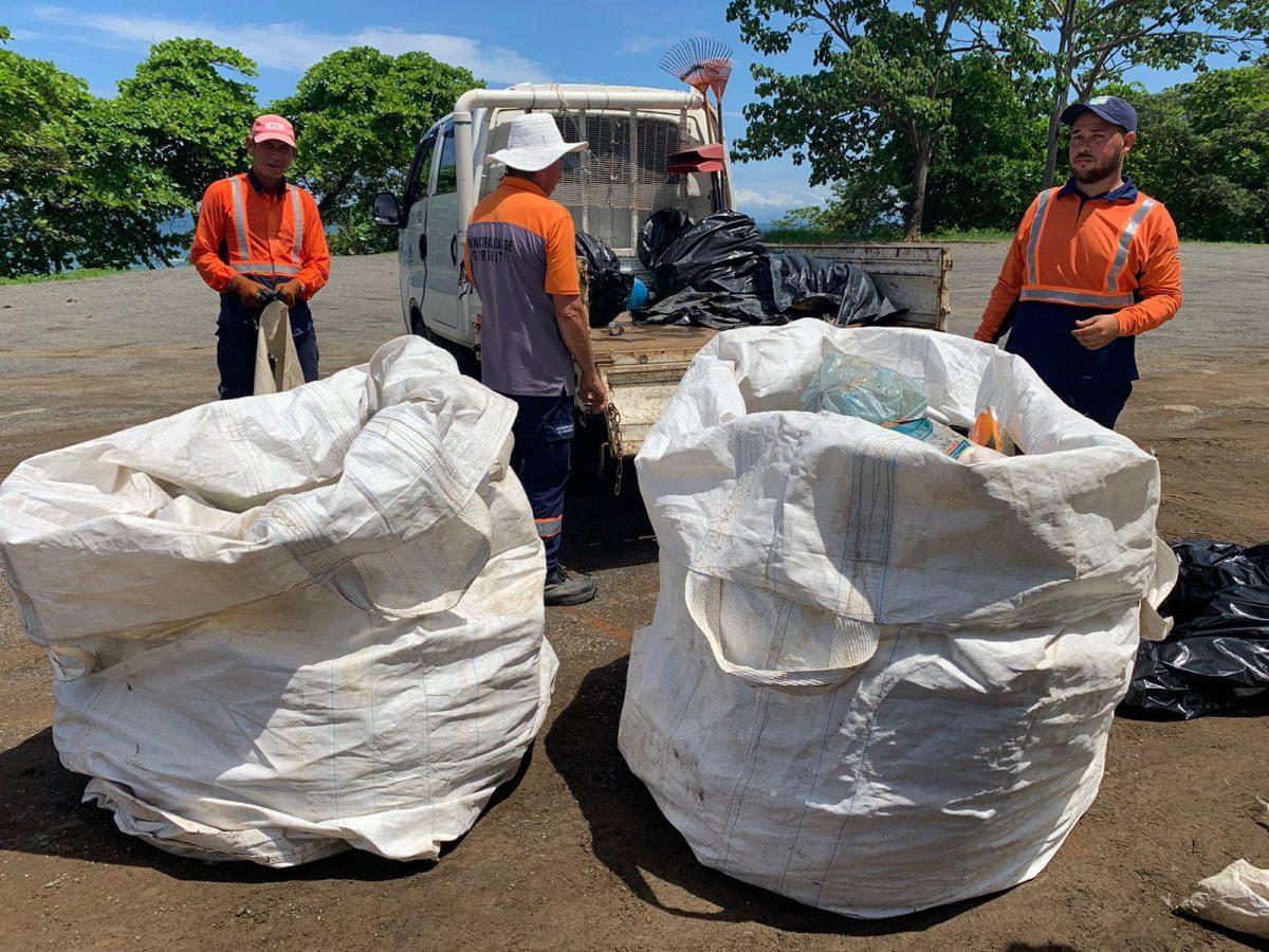 Treinta voluntarios sacaron 230 kilos de basura de playa Roca Loca en Jacó
