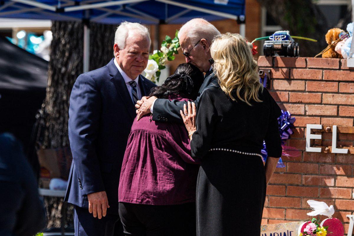 Biden llega a Uvalde para consolar a residentes traumatizados por la masacre escolar