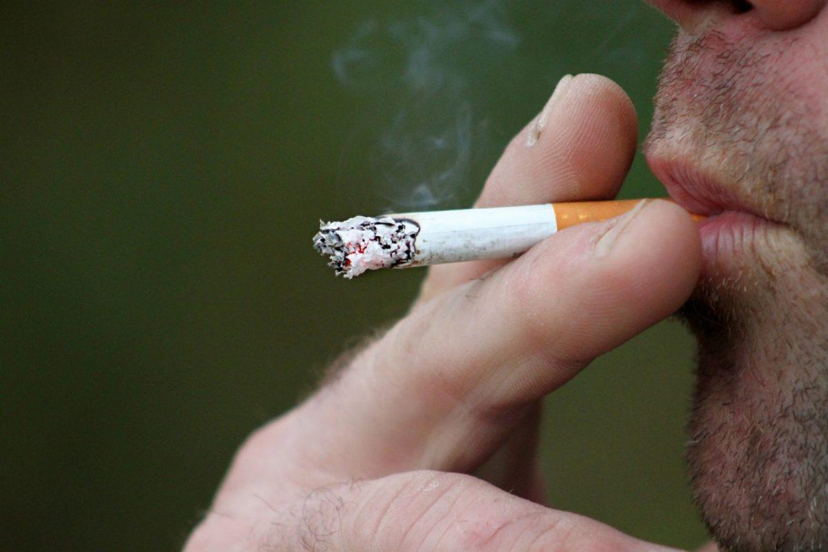 Diputados buscan que se prohíba fumar en playas, ríos y quebradas, aducen contaminación generada por las colillas de cigarros