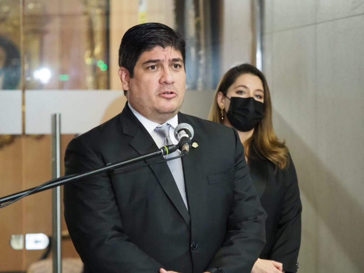 Presidente Alvarado veta parcialmente ley que prohibiría a la prensa informar sobre procesos judiciales