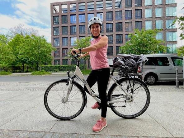 “Sobre ruedas”, exdiputada del PAC promete usar bicicleta durante su estancia en Europa