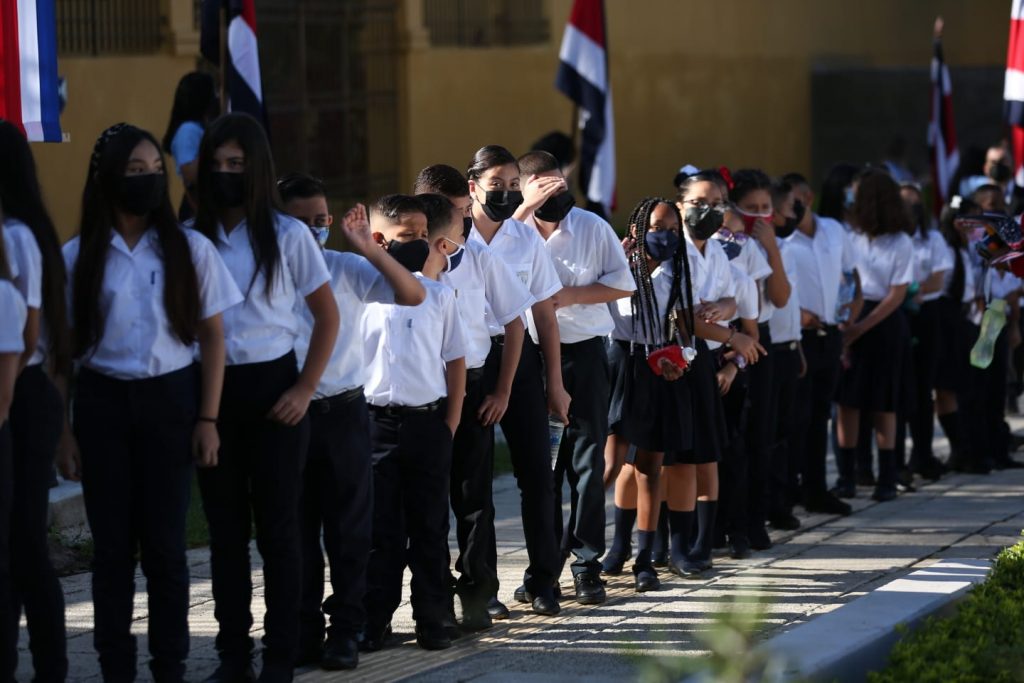 Niños escolares banderas Costa Rica Traspaso